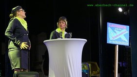 "Krawallschachteln" Petra Hildenbrand und Silke Auer (v.l.) als Stewardessen